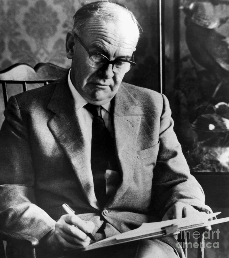 Биография на Виктор Притчет (1900 – 1997)